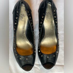 FIONI Clothing Black and Gold Heels Elegant Design